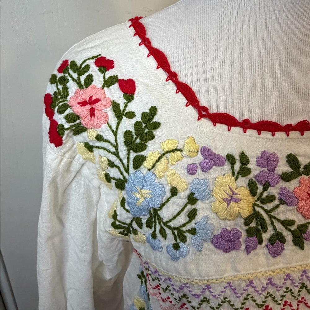 White Floral Embroidered Mexican Blouse - Picture 4 of 10